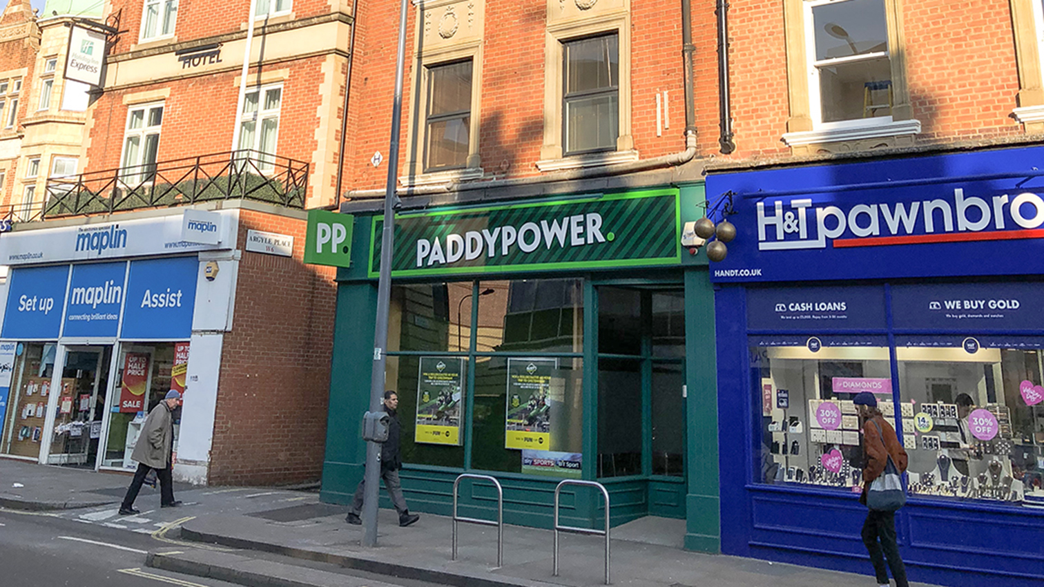 118 King Street, Paddy Power investment sale